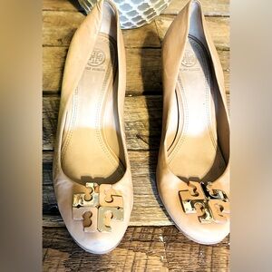 TORY BURCH CLASSIC LOGO WEDGE FOR FALL NEUTRAL COLORS!